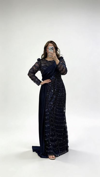 فستان سهرة أزرق داكن من الشيفون مزين بشال متقاطع مرصع بالترتر، بمقاسات كبيرة