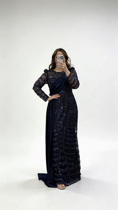 فستان سهرة أزرق داكن من الشيفون مزين بشال متقاطع مرصع بالترتر، بمقاسات كبيرة