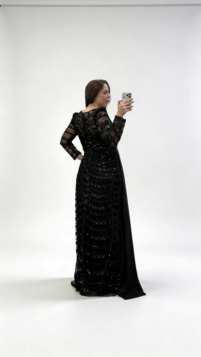 فستان سهرة أسود من الشيفون مزين بالترتر بتفاصيل شال متقاطع، بمقاسات كبيرة