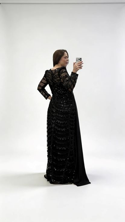 فستان سهرة أسود من الشيفون مزين بالترتر بتفاصيل شال متقاطع، بمقاسات كبيرة