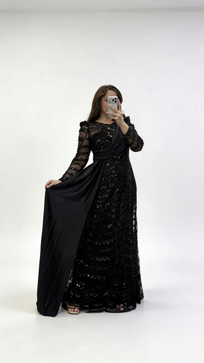 فستان سهرة أسود من الشيفون مزين بالترتر بتفاصيل شال متقاطع، بمقاسات كبيرة