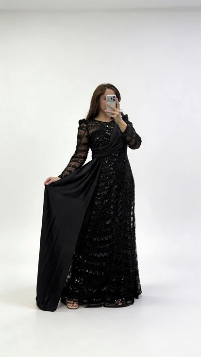 فستان سهرة أسود من الشيفون مزين بالترتر بتفاصيل شال متقاطع، بمقاسات كبيرة