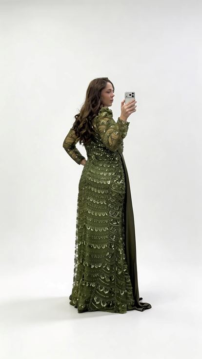 فستان سهرة بمقاسات كبيرة من الشيفون الكاكي مزين بشال متقاطع من الترتر