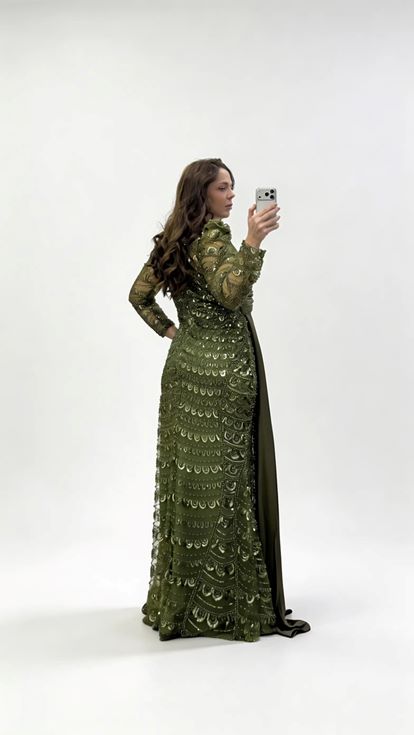 فستان سهرة بمقاسات كبيرة من الشيفون الكاكي مزين بشال متقاطع من الترتر