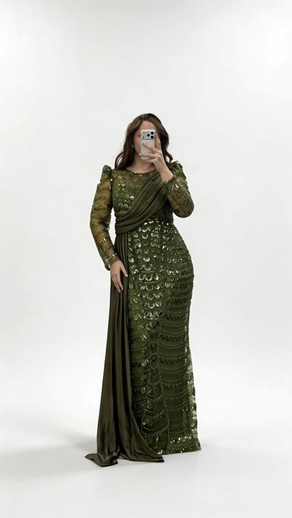 فستان سهرة بمقاسات كبيرة من الشيفون الكاكي مزين بشال متقاطع من الترتر