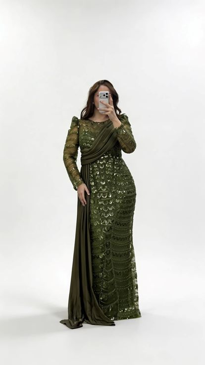 فستان سهرة بمقاسات كبيرة من الشيفون الكاكي مزين بشال متقاطع من الترتر