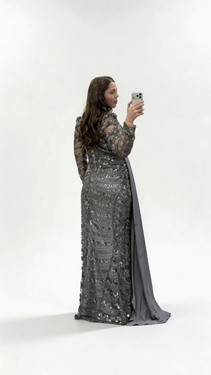 فستان سهرة بلون أنثراسيت من الشيفون المتقاطع مزين بالترتر بتفاصيل شال متقاطع