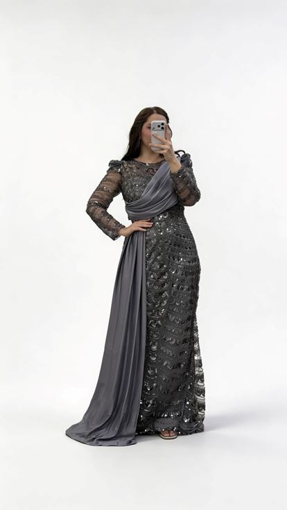 فستان سهرة بلون أنثراسيت من الشيفون المتقاطع مزين بالترتر بتفاصيل شال متقاطع