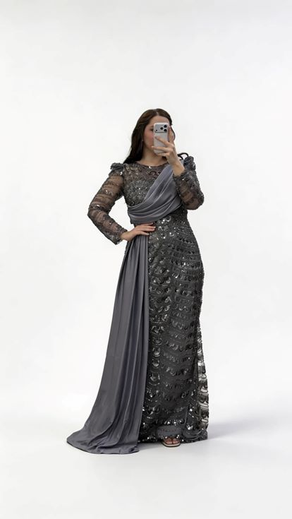 فستان سهرة بلون أنثراسيت من الشيفون المتقاطع مزين بالترتر بتفاصيل شال متقاطع