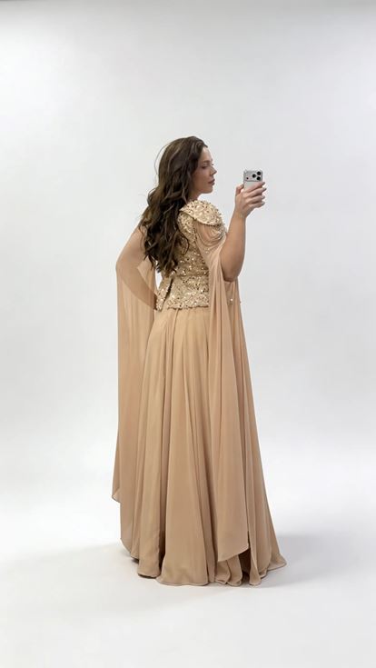 فستان سهرة بمقاسات كبيرة مزين بالترتر الذهبي وأكمام واسعة