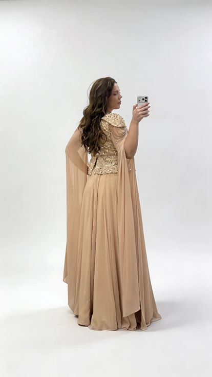 فستان سهرة بمقاسات كبيرة مزين بالترتر الذهبي وأكمام واسعة