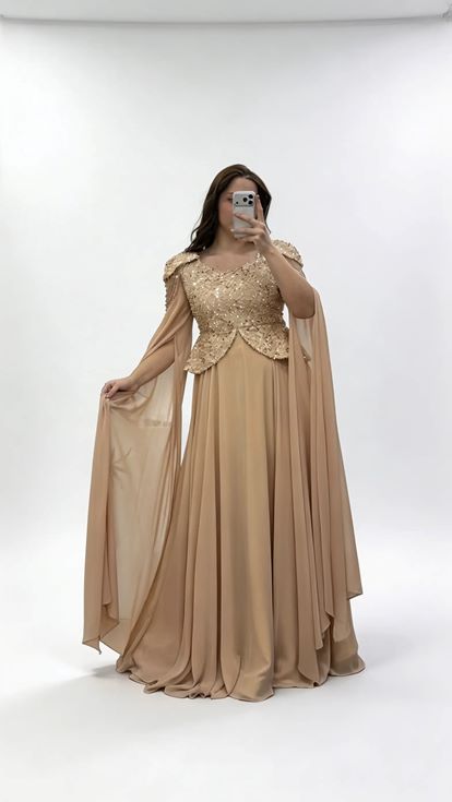 فستان سهرة بمقاسات كبيرة مزين بالترتر الذهبي وأكمام واسعة