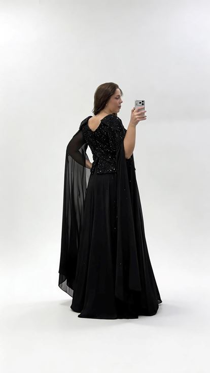 فستان سهرة أسود مزين بالترتر بأكمام واسعة ومقاس كبير