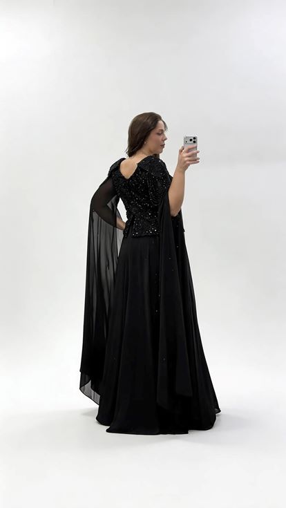 فستان سهرة أسود مزين بالترتر بأكمام واسعة ومقاس كبير