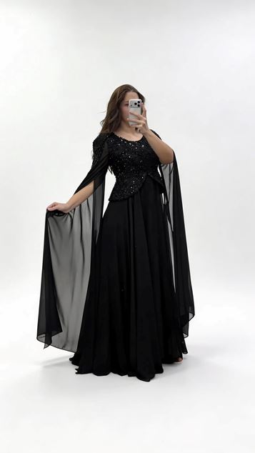 Vestido de noche de talla grande con mangas estilo capa y adornos de lentejuelas negras
