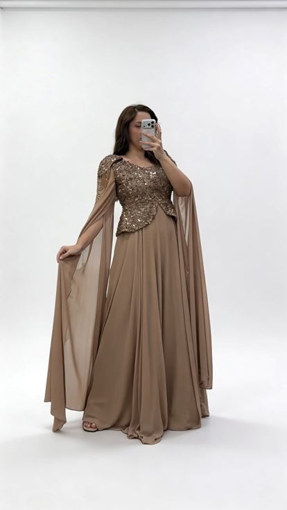 فستان سهرة بني اللون مزين بالترتر بأكمام واسعة ومقاسات كبيرة