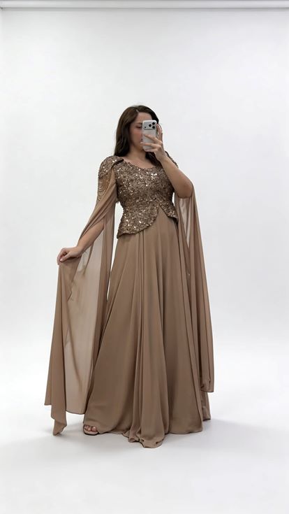 فستان سهرة بني اللون مزين بالترتر بأكمام واسعة ومقاسات كبيرة