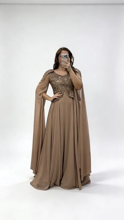 فستان سهرة بني اللون مزين بالترتر بأكمام واسعة ومقاسات كبيرة