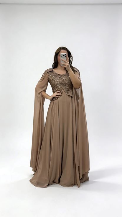 فستان سهرة بني اللون مزين بالترتر بأكمام واسعة ومقاسات كبيرة