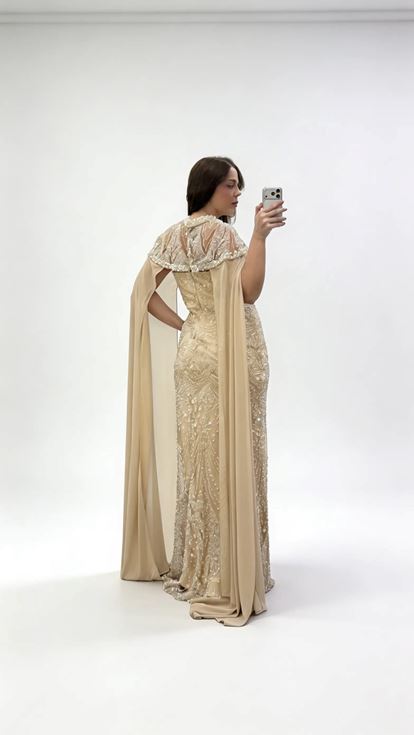 فستان سهرة طويل ذهبي اللون بدون حمالات بتصميم غير متماثل ومقاسات كبيرة