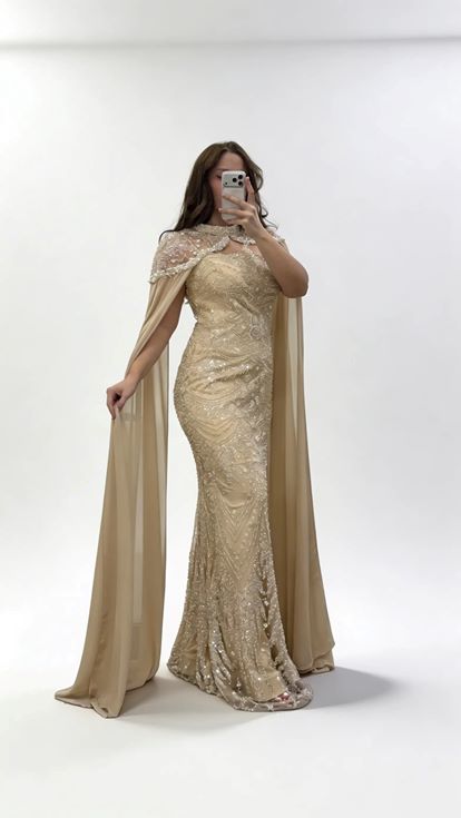 فستان سهرة طويل ذهبي اللون بدون حمالات بتصميم غير متماثل ومقاسات كبيرة