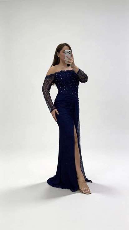 فستان سهرة طويل من الدانتيل باللون الأزرق الداكن مزين باللؤلؤ، بياقة قارب، بمقاسات كبيرة