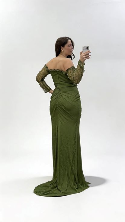 فستان سهرة طويل من الدانتيل بلون الكاكي مزين باللؤلؤ، بياقة قارب، بمقاسات كبيرة