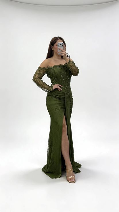 فستان سهرة طويل من الدانتيل بلون الكاكي مزين باللؤلؤ، بياقة قارب، بمقاسات كبيرة