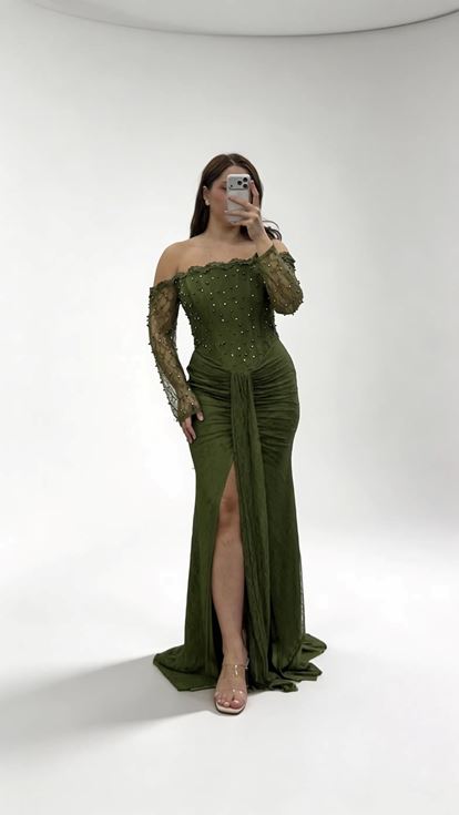 فستان سهرة طويل من الدانتيل بلون الكاكي مزين باللؤلؤ، بياقة قارب، بمقاسات كبيرة