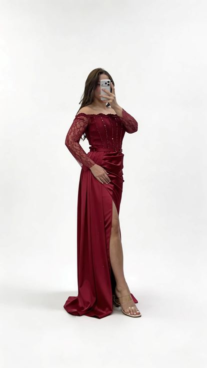 فستان سهرة من الساتان بمقاسات كبيرة، بلون عنابي، بياقة قارب وحزام وأكمام من الدانتيل 