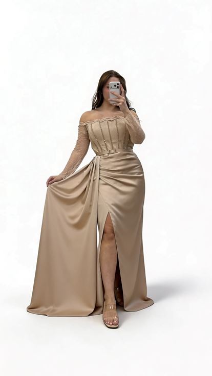 فستان سهرة من الساتان بلون المنك، بياقة قارب وحزام، بمقاسات كبيرة، مزين بتفاصيل من الدانتيل على الأكمام 