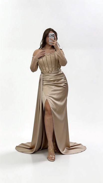 فستان سهرة من الساتان بلون المنك، بياقة قارب وحزام، بمقاسات كبيرة، مزين بتفاصيل من الدانتيل على الأكمام 