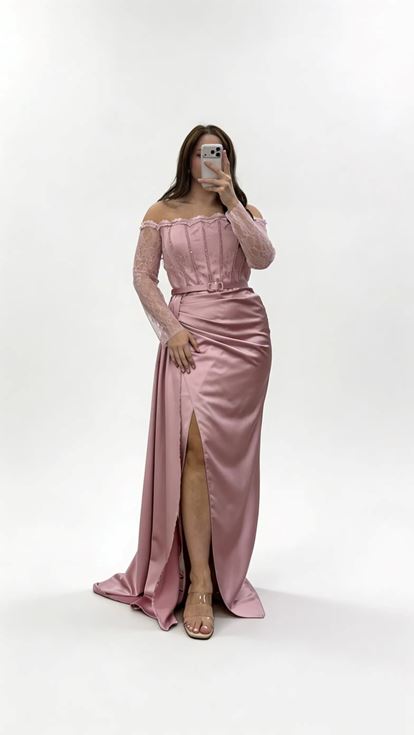 فستان سهرة من الساتان بمقاسات كبيرة، بلون وردي فاتح، بياقة قارب وحزام، وتفاصيل من الدانتيل على الأكمام 