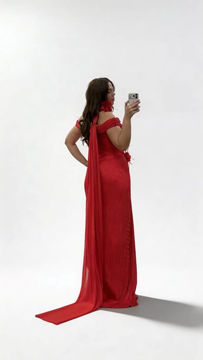 فستان سهرة أحمر بمقاسات كبيرة مزين بشال طويل، وتطريزات زهرية، وربطة عنق 