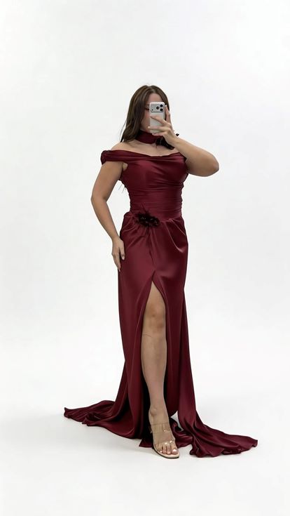 فستان سهرة بورغندي بمقاسات كبيرة، يتميز بفتحة رقبة، وتفاصيل شال طويل، وتطريزات زهرية، وثنيات 