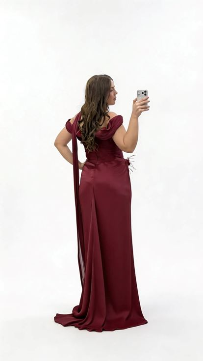 فستان سهرة بورغندي بمقاسات كبيرة، يتميز بفتحة رقبة، وتفاصيل شال طويل، وتطريزات زهرية، وثنيات 