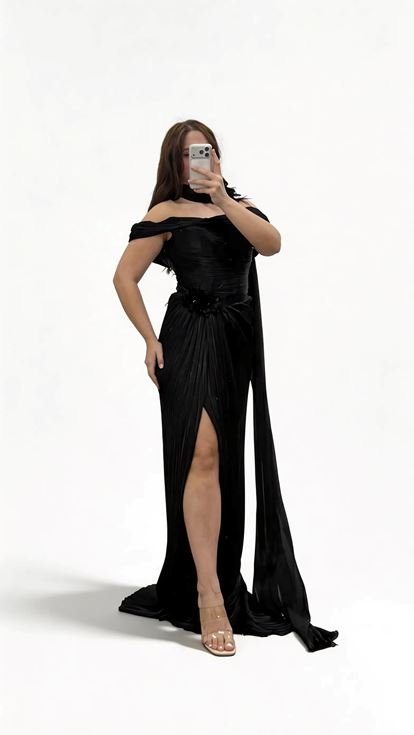 فستان سهرة أسود بمقاسات كبيرة مزين بشال طويل، وتطريزات زهرية، وربطة عنق 