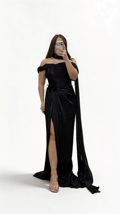 فستان سهرة أسود بمقاسات كبيرة مزين بشال طويل، وتطريزات زهرية، وربطة عنق 