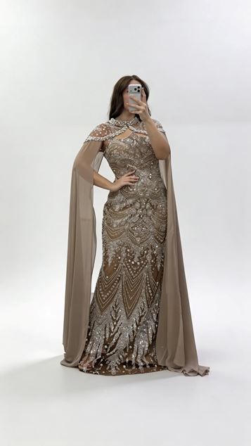 Braunes  langes  asymmetrisches  trägerloses Abendkleid in Übergröße mit Cape Ausschnitt