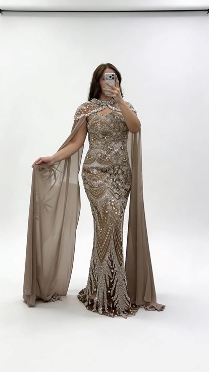 فستان سهرة بني طويل بدون حمالات بتصميم غير متماثل، مقاسات كبيرة