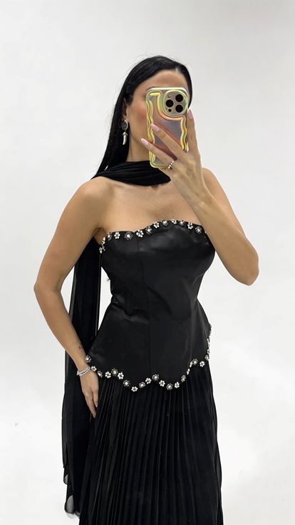 فستان سهرة أسود بدون حمالات ومطوي