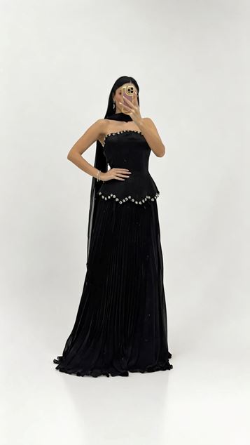 Schwarzes trägerloses plissiertes Abendkleid