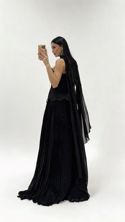 فستان سهرة أسود بدون حمالات ومطوي