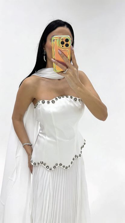 فستان سهرة بدون حمالات مطوي بلون العظم