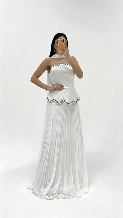 فستان سهرة بدون حمالات مطوي بلون العظم