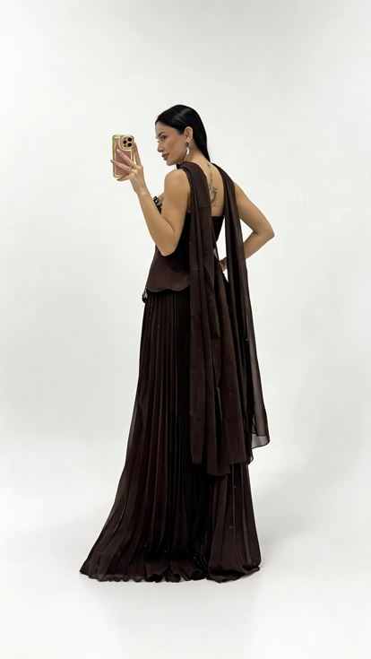 فستان سهرة بني اللون بدون حمالات ومطوي