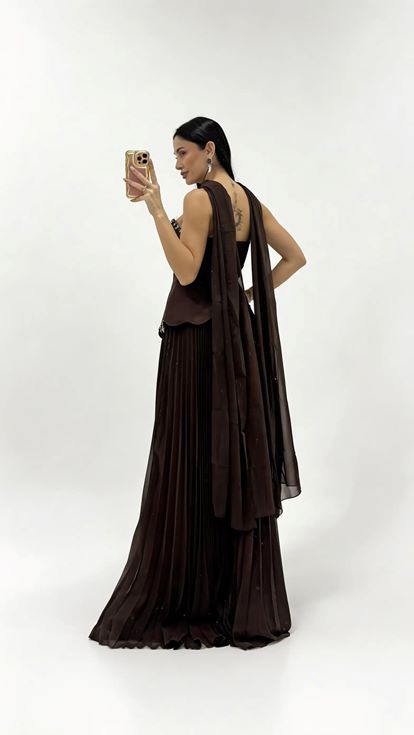 فستان سهرة بني اللون بدون حمالات ومطوي