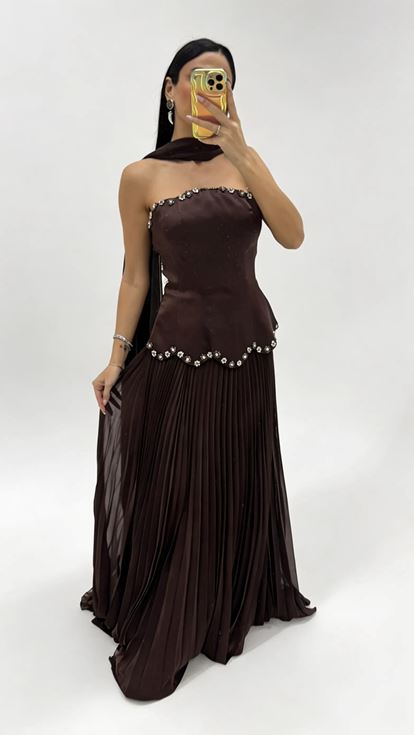 فستان سهرة بني اللون بدون حمالات ومطوي