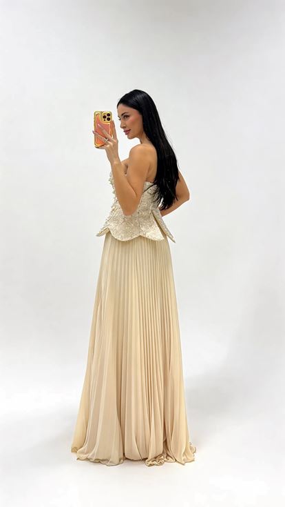 فستان سهرة بدون حمالات مزين بالخرز ومطوي من الأعلى