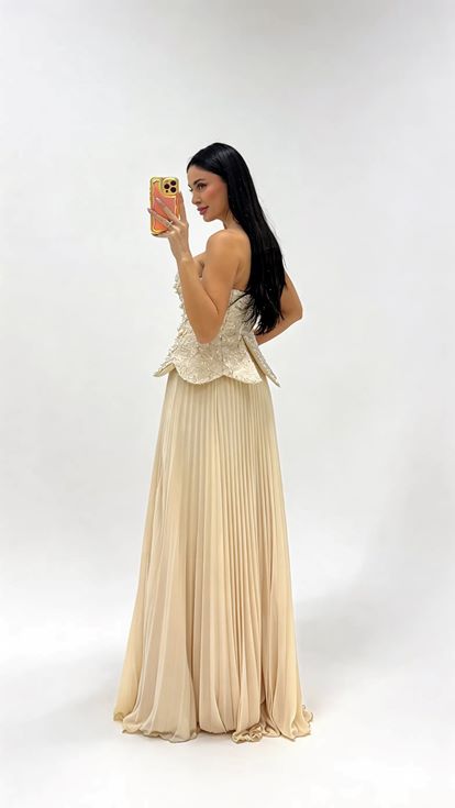 فستان سهرة بدون حمالات مزين بالخرز ومطوي من الأعلى